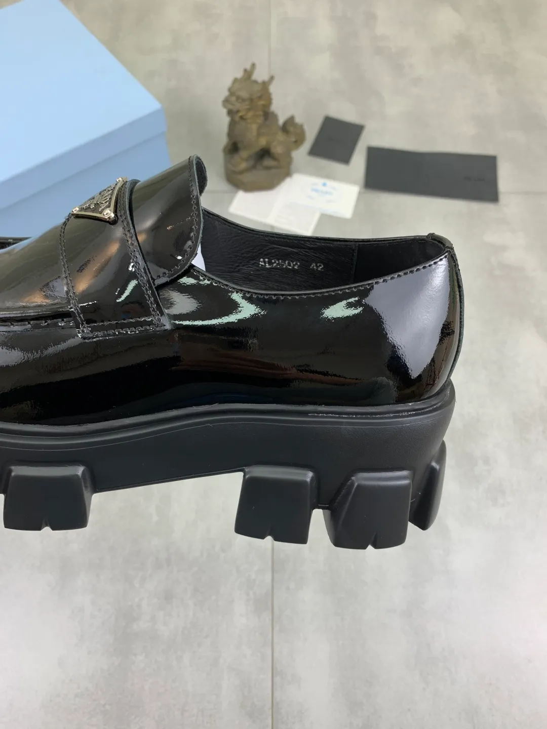 Men's shoes 💰P500 new style 💰 💎💎💎Water-dyed cow lining Original quality PRADA —🆘.Prada Original purchase agent, high-end business leather shoes, fabric: Made of Italian imported open-edge beaded cowhide material ➕Water-dyed cow lining/cowhide lining➕Specially available original outsole, fine workmanship, real-life photos🎬size: 39-45